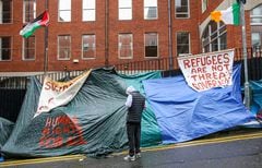 La gente espera junto a hileras de tiendas de campaña, cerca de la Oficina de Protección Internacional (IPO) en Dublín.