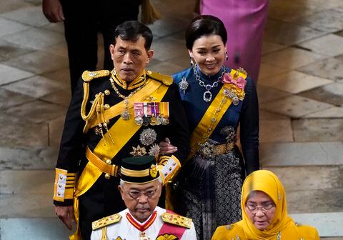 El rey Vajiralongkorn y la reina Suthida de Tailandia llegan a la Abadía de Westminster en el centro de Londres el 6 de mayo de 2023, antes de las coronaciones del rey Carlos III de Gran Bretaña y la reina consorte Camilla de Gran Bretaña.
