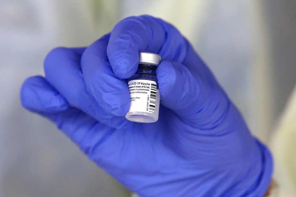Una enfermera sostiene una dosis de la vacuna contra el coronavirus desarrollada por Pfizer y BioNTech.