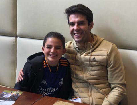 Kaká compartió con un pequeño seguidor de 12 años.