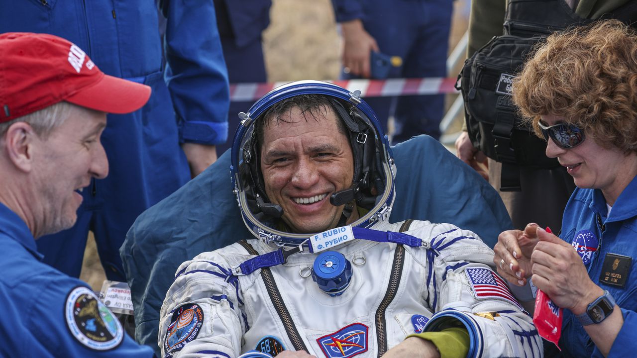 En esta fotografía publicada por la corporación espacial Roscosmos, el astronauta de la NASA Frank Rubio se sienta en una silla poco después del aterrizaje de la cápsula espacial rusa Soyuz MS-23 a unos 150 kilómetros (90 millas) al sureste de la ciudad kazaja de Zhezkazgan, Kazajistán