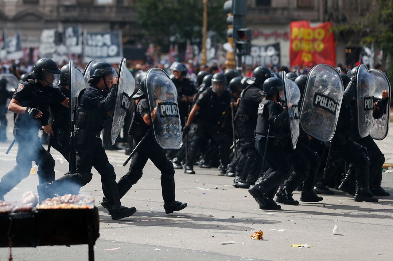 Los argentinos se enfrentan a la policía.