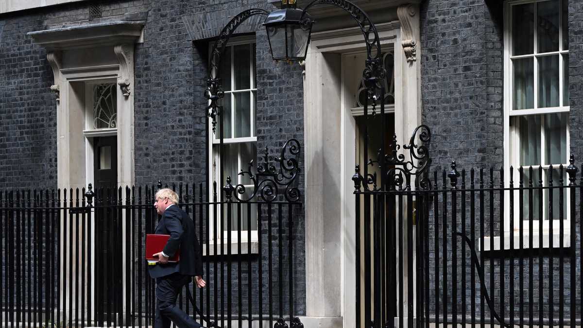El primer ministro de Gran Bretaña, Boris Johnson, camina hacia un automóvil que espera cuando sale del número 10 de Downing Street en el centro de Londres el 6 de julio de 2022 para dirigirse a las Casas del Parlamento para el Primer Ministro semanal.