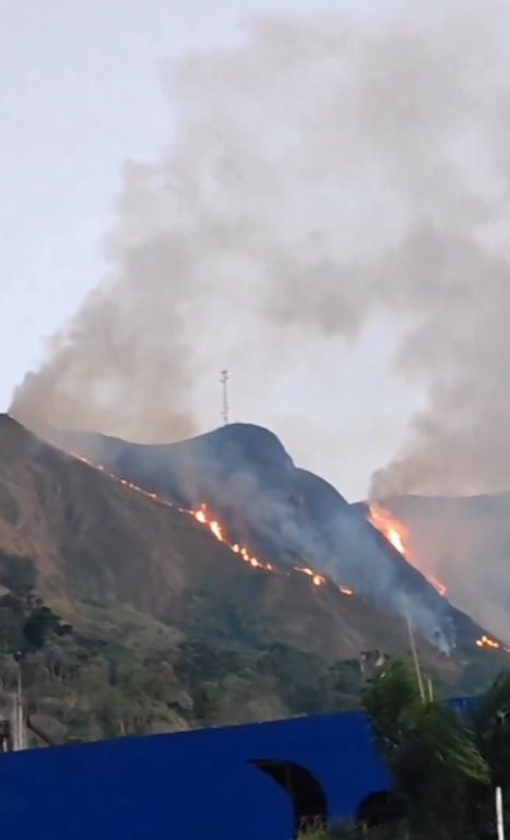 Incendio entre el túnel de la vía Medellín - Bogotá y el cerro de la cruz en Copacabana
