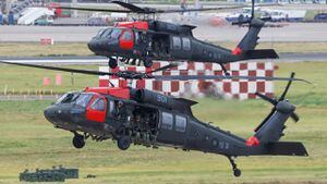 Helicópteros Black Hawk se preparan para aterrizar en el Aeropuerto Internacional de Taoyuan como parte del ejercicio militar anual.