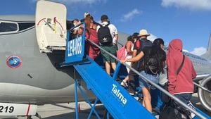 Pasajeros Viva Air siendo evacuados en vuelo de la Fuerza Aérea