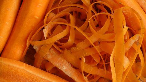 La zanahoria disminuye el riesgo de desarrollar caries y ayuda a eliminar las bacterias entre los dientes.