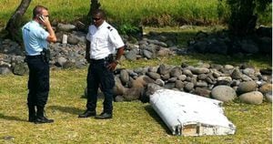 Los restos fotografiados en el Océano Índico parecen ser del ala de un Boeing 777. 