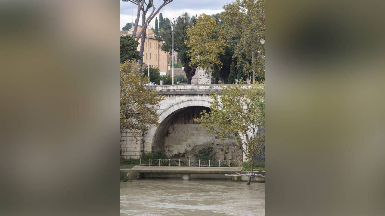 Cloaca máximos, sistemas de alcantarillado, río Tíber-Roma. Fotografía: de stock