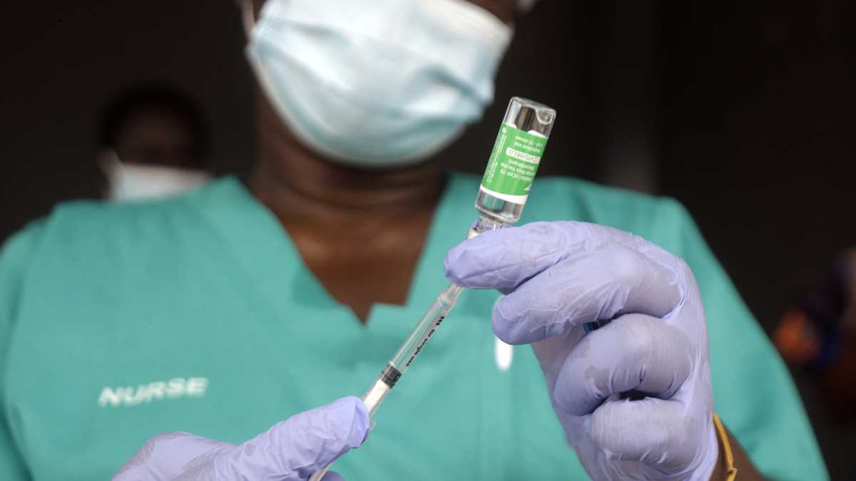 Una enfermera prepara una de las vacunas contra el COVID-19 en Nigeria, con el fármaco de AstraZeneca producido por el Serum Institute of India y distribuido a través de la iniciativa global COVAX, en el hospital Yaba Mainland de Lagos, Nigeria. (AP Foto/Sunday Alamba, archivo)