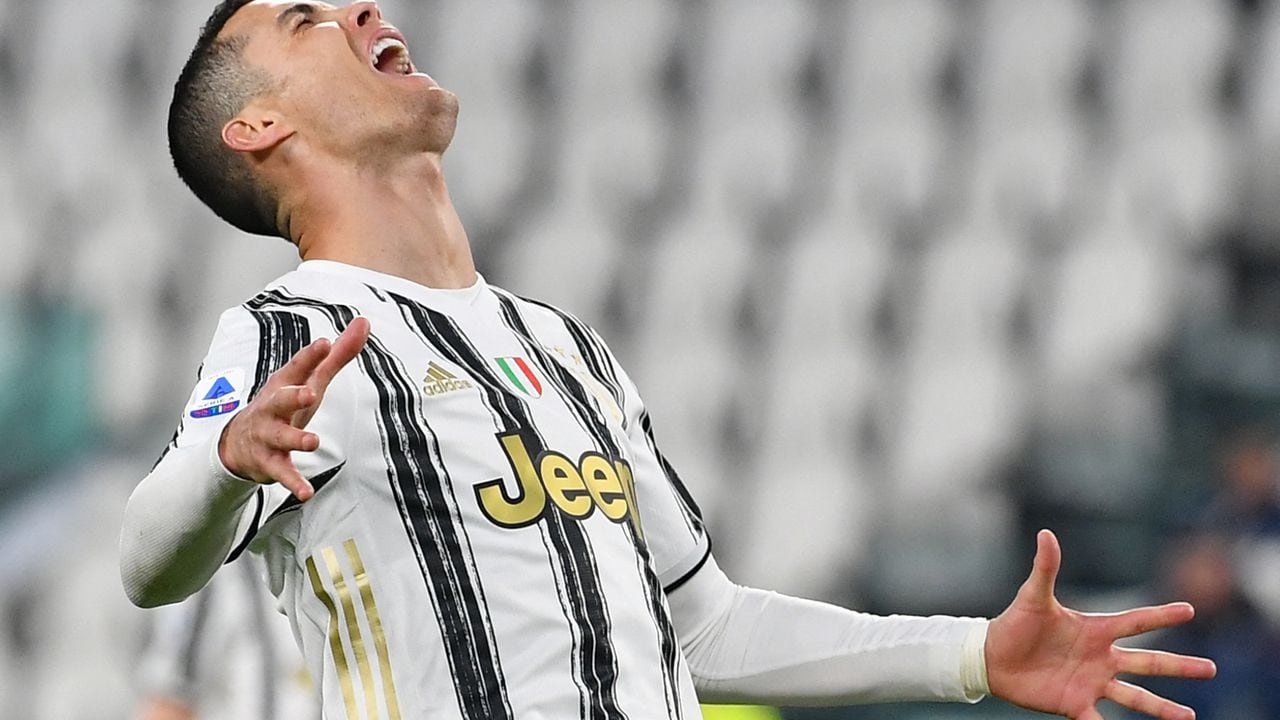 El delantero portugués de la Juventus, Cristiano Ronaldo, reacciona después de perder una oportunidad de gol durante el partido de fútbol de la Serie A italiana Juventus vs Spezia el 02 de marzo de 2021 en el estadio de la Juventus en Turín. (Foto de Isabella BONOTTO / AFP)