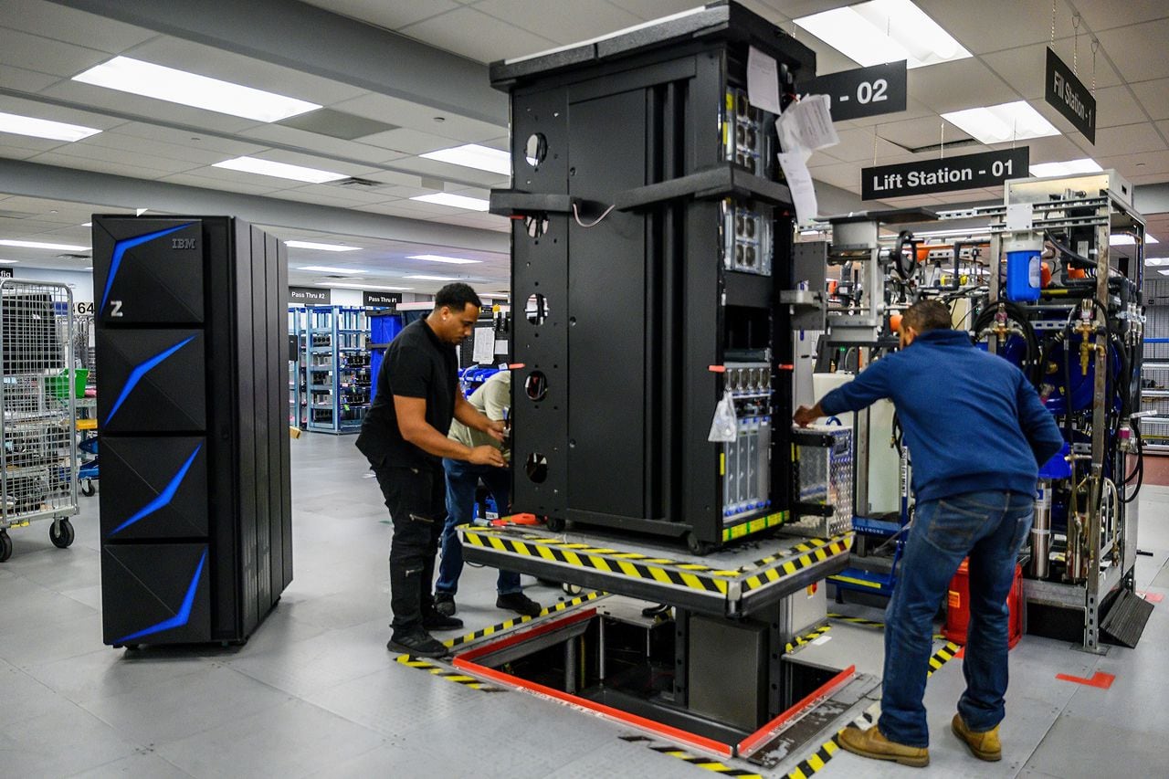 Ingenieros de IBM trabajando en un centro de datos de la compañía.
IBM
(Foto de ARCHIVO)
20/4/2020