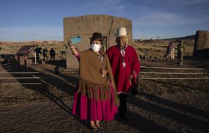 Una pareja se toma una selfie frente a la Puerta del Sol luego de recibir los primeros rayos de sol durante un ritual de año nuevo en la antigua ciudad de Tiwanaku, Bolivia, el lunes 21 de junio de 2021 en la madrugada. de 5.529, así como el solsticio de invierno del hemisferio sur, que marca el inicio de un nuevo ciclo agrícola. Foto: AP / Juan Karita.