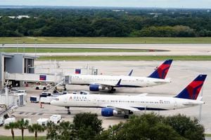 Un Boeing 757 de Delta Air Lines retrocede desde la puerta del Aeropuerto Internacional de Tampa, el martes 27 de septiembre de 2022, en Tampa, Florida. El aeropuerto cerró desde las 5 p. m. antes de que el huracán Ian toque tierra. Se predice que Ian llegará a algún lugar a lo largo de la costa oeste de Florida. (AP Photo/Chris O'Meara)