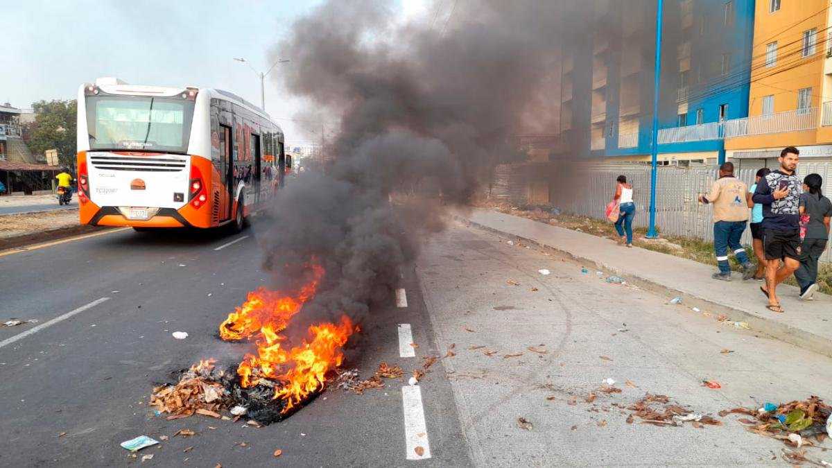 Con quemas y bloqueos, el gremio de mototaxistas en Cartagena protesta por el decreto que prohíbe transitar con parrillero por la Avenida Pedro de Heredia.