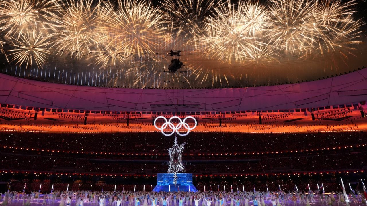 Los fuegos artificiales durante la ceremonia de clasura de los Juegos Olímpicos de Invierno de Beijing, el domingo 20 de febrero de 2022. (AP/Bernat Armangue)