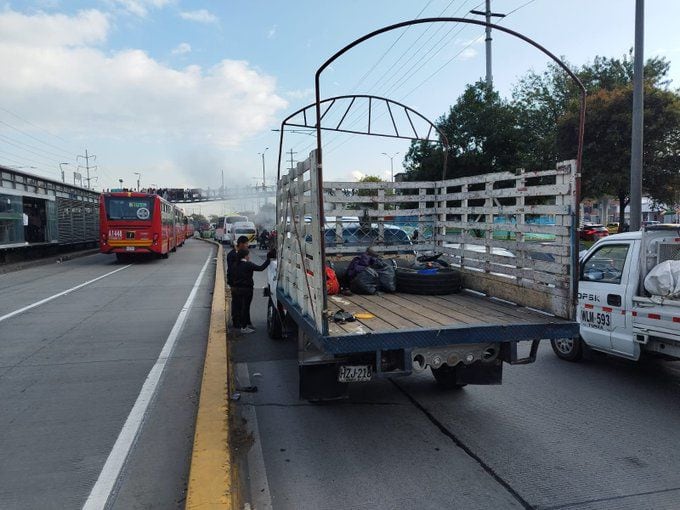 Se presenta vehículo varado tipo camión en la localidad de Usaquén en la Autonorte  con Calle 116, Sentido Sur - Norte.
