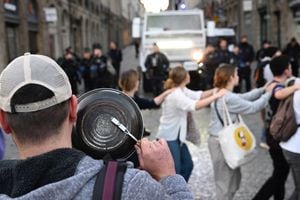 Tras su discurso, varias marchas espontáneas se presentaron en distintas ciudades, como en París, Rennes o Nantes, donde la Policía ha cargado para dispersar a los manifestantes y se han producido los primeros incidentes, como la quema de contenedores. (Photo by Damien MEYER / AFP)