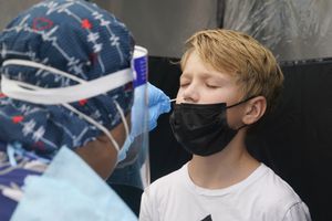 Jonathan Pagliarulo, de 11 años, se somete a una prueba de coronavirus en North Miami, Florida. (AP Foto/Marta Lavandier)