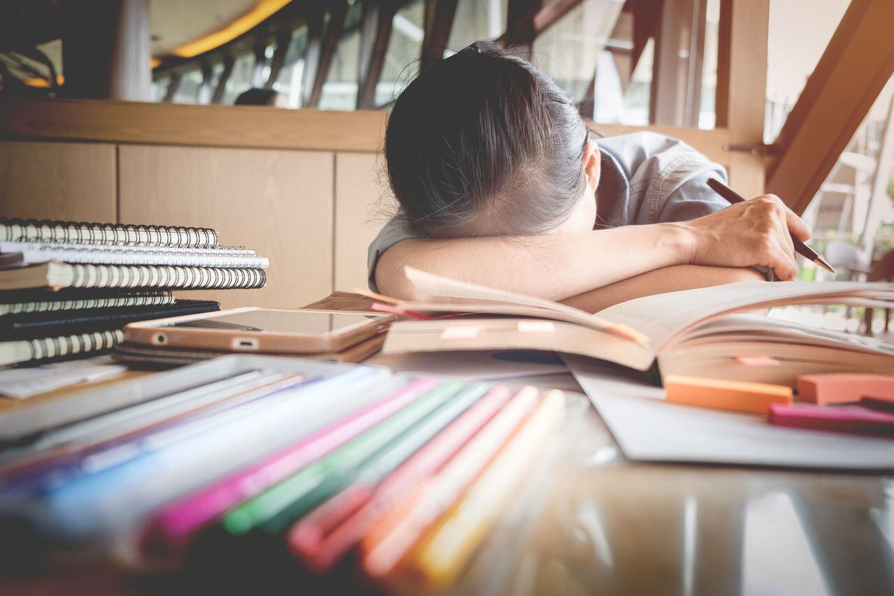 Los niños que padecen TDAH por lo general tienen dificultades para concentrarse en la realización de una tarea escolar o estar mucho tiempo sentados en ella.