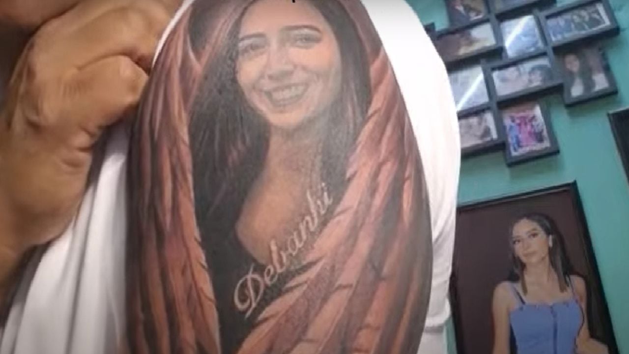 Padres de Debanhi Escobar, fallecida hace 6 meses quisieron rendir homenaje a su hija, y la plasmaron en un tatuaje. 
"Ya la llevábamos en el corazón, ahora la llevo en el brazo", sentenció el padre.