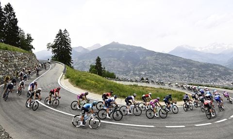 Cyclists pedal during 15th stage of the Giro D'Italia cycling race from Rivarolo Canavese to Cogne, Italy, Sunday, May 22, 2022. (Fabio Ferrari/LaPresse vía AP)