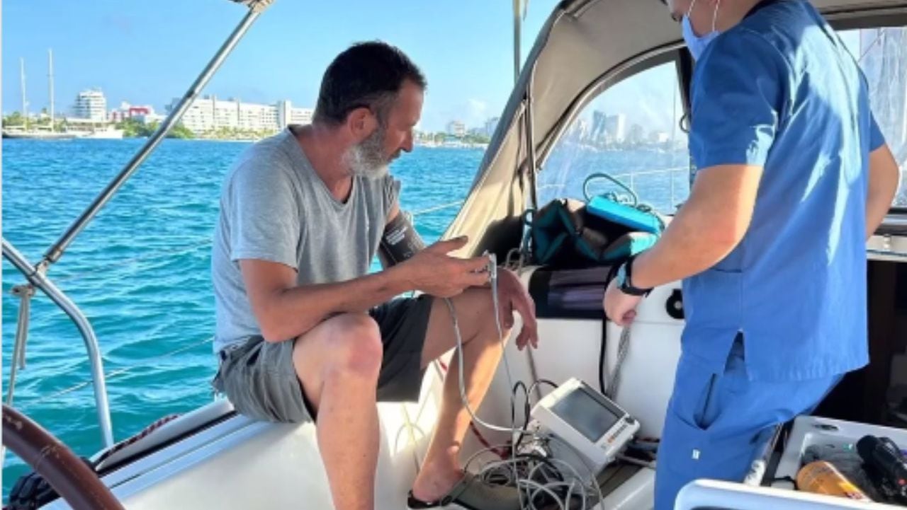 Personal médico de la Armada asegura que el ciudadano español se encuentra en perfectas condiciones
Foto: Captura de pantalla video X Armada Nacional
