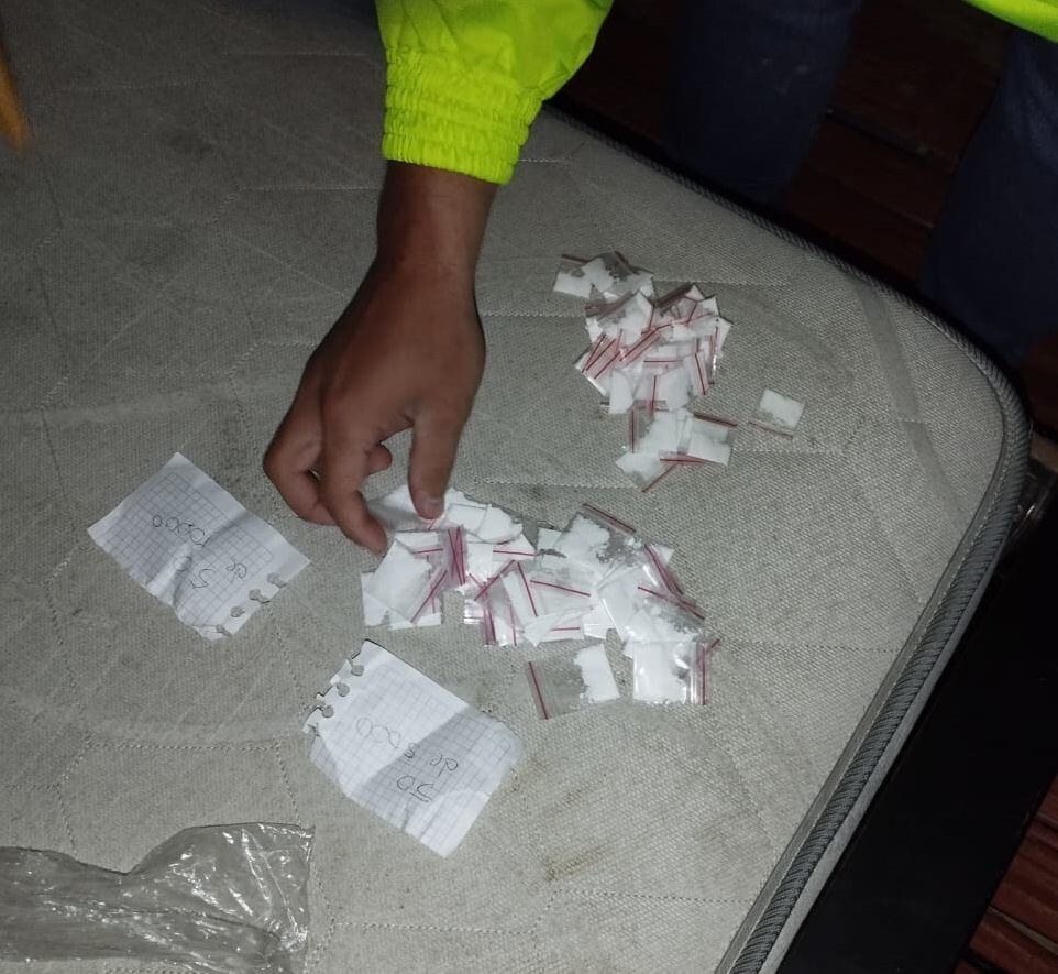 A estas personas les fueron halladas en sus viviendas un total de 226 dosis de estupefacientes entre bazuco y cocaína, dinero en efectivo y tres celulares