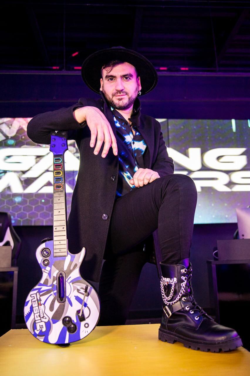 Streamer Colombiano campeón nacional de Guitar Hero.