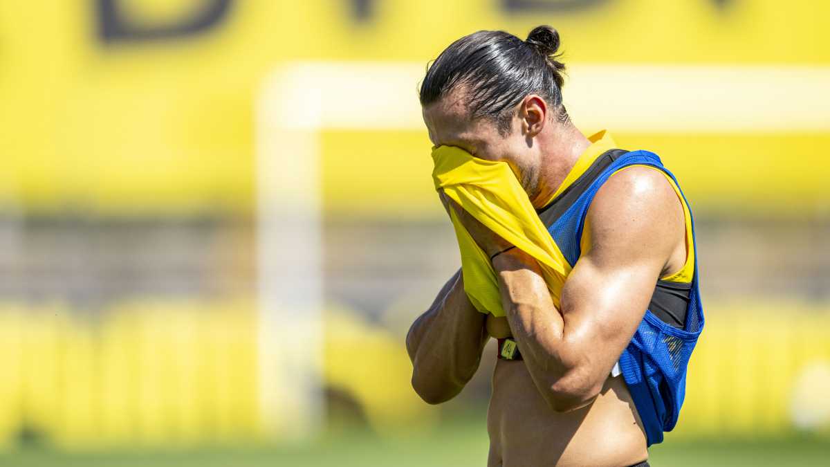 19 July 2022, Switzerland, Bad Ragaz: Soccer, Borussia Dortmund training camp, day 5: Nico Schulz wipes the sweat from his face. Photo: David Inderlied/dpa (Photo by Getty Images/David Inderlied/picture alliance)