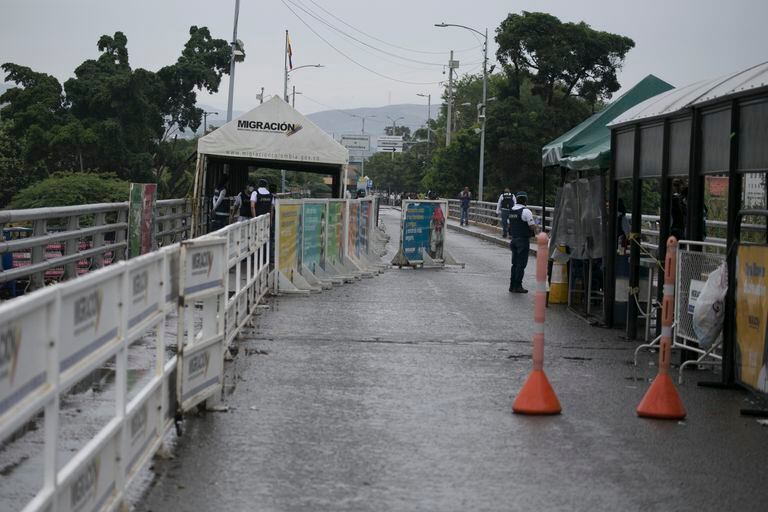 Autoridades regionales y gremios de comerciantes aplaudieron la decisión del restablecimiento de los pasos fronterizos legales con Venezuela, pero llamaron la atención sobre la urgencia de remover los contenedores que bloquean los puentes internacionales.
