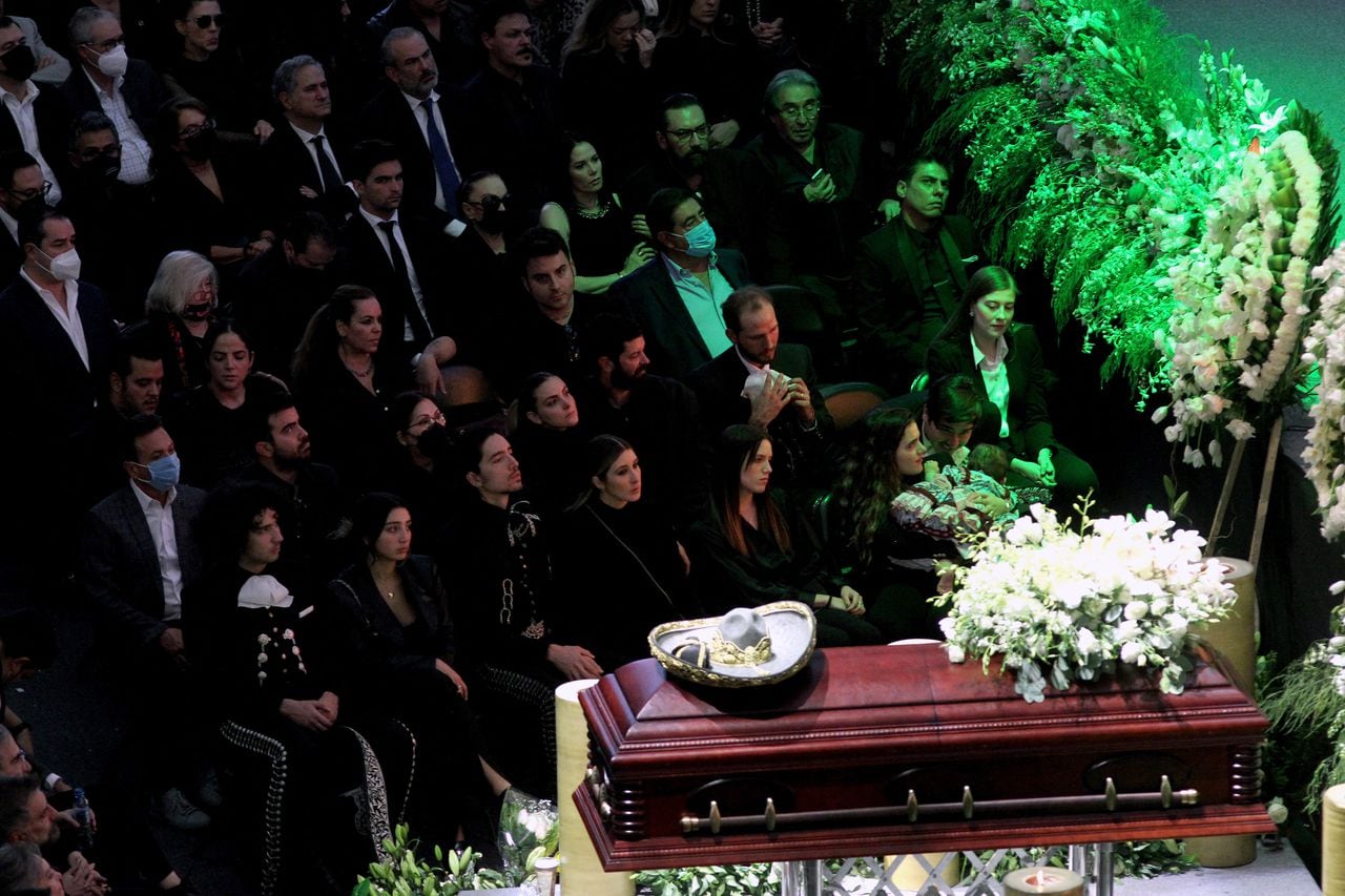 El ataúd del cantante mexicano Vicente Fernández se exhibe durante su funeral en "Los Tres Potrillos" (Photo by ULISES RUIZ / AFP)