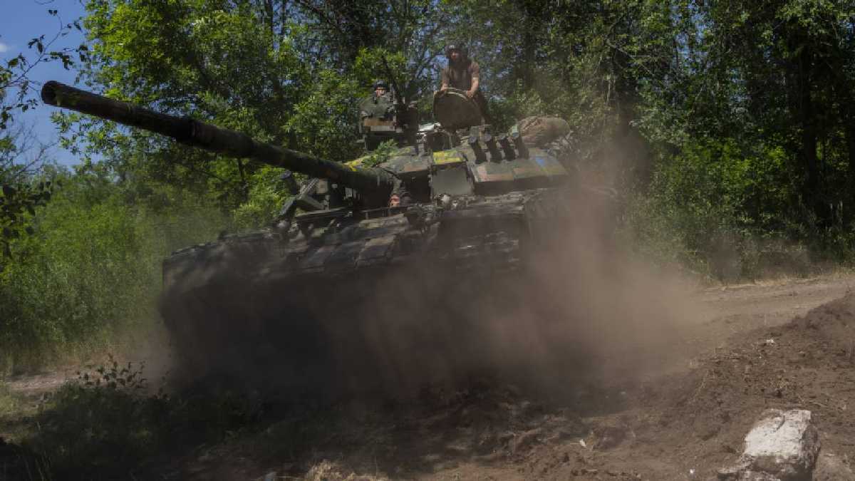 Soldados ucranianos maniobran un tanque el lunes 6 de junio de 2022 en la región de Donetsk, en el este de Ucrania. Foto: AP/Bernat Armangue.