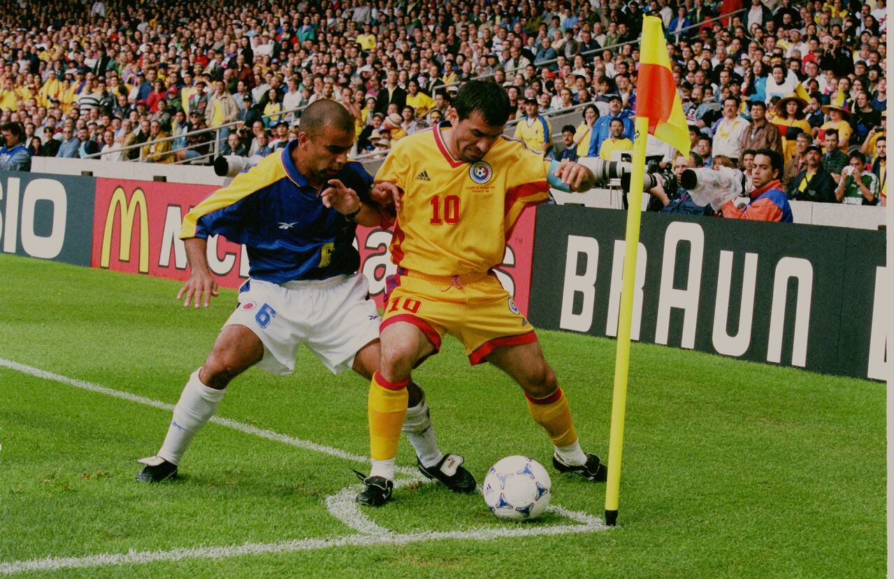 1998 Soccer World Cup. Romania vs. Colombia. Sema (COL, L) and Gheorghe Hagi (ROM). (Photo by Stephane Ruet/Sygma via Getty Images)