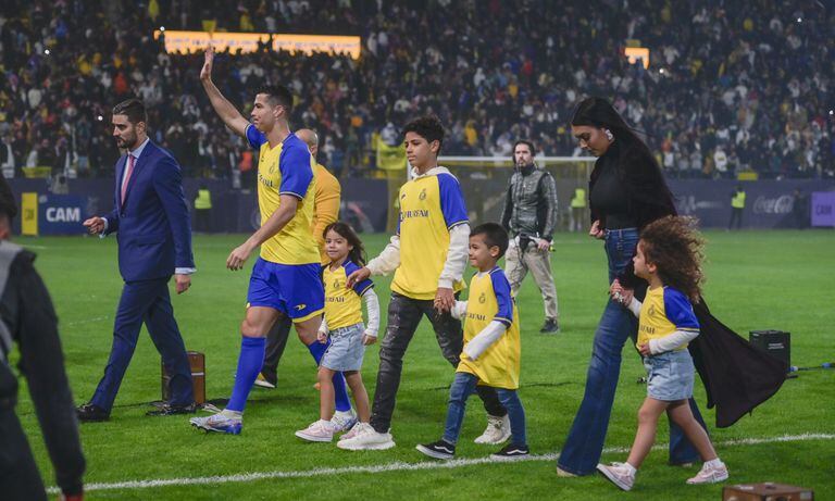 RIYADH, SAUDI ARABIA - JANUARY 03: Cristiano Ronaldo waves to the fans as he is unveiled as an Al Nassr player whilst walking with his family and wife Georgina Rodriguez at Mrsool Park Stadium on January 3, 2023 in Riyadh, Saudi Arabia. (Photo by Getty Images/Khalid Alhaj/MB Media)