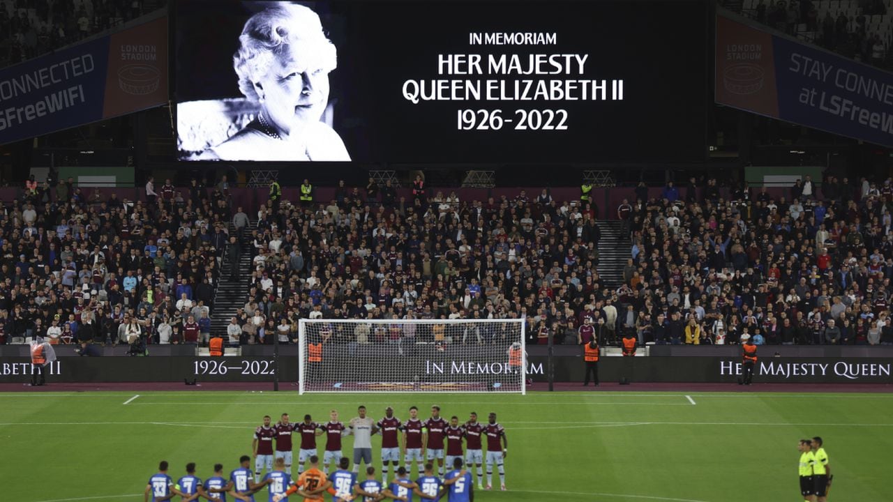 Los futbolistas de West Ham y FCSB Steaua Bucharest guardan un minuto de silencio por la muerte de la reina Isabel II de Inglaterra antes de un juego del Grupo B de la Europa League, en el Estadio de Londres, en Londres, el 8 de septiembre de 2022. (AP/Ian Walton)
