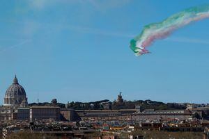 El equipo de demostración acrobático de la Fuerza Aérea Italiana "Frecce Tricolori" (Flechas Tricolores) actúa para conmemorar el 100 aniversario de la fundación de la fuerza aérea militar italiana en Roma, Italia, el 28 de marzo de 2023.