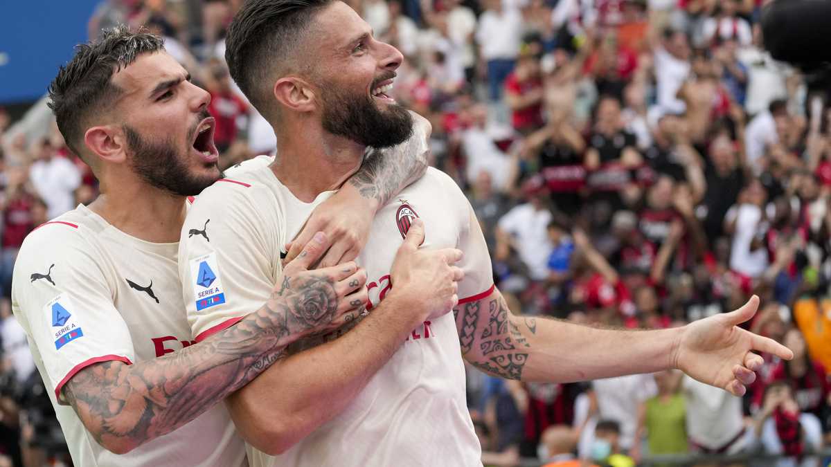 Olivier Giroud (derecha) celebra tras anotar el segundo gol del Milan ante Sassuolo en la Serie A, el domingo 22 de mayo de 2022, en Reggio Emilia. (AP Foto/Antonio Calanni)