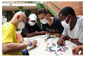 A tres fundaciones y un colegio ha llegado esta iniciativa, a través de la cual Daniel Osorio enseña a los jóvenes a armar Legos. Ya están invitados a ancianatos y municipios como Venecia y Titiribí para replicar la experiencia.