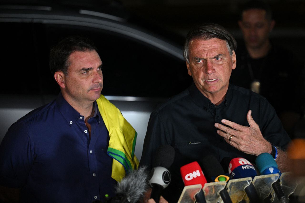 Bolsonaro junto a su hijo después de los resultados de las elecciones presidenciales.