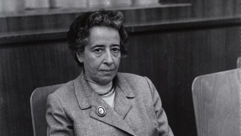Hannah Arendt fotografiada por Barbara Niggl Radloff en 1958. Münchner Stadtmuseum, Sammlung Fotografie, CC BY-SA