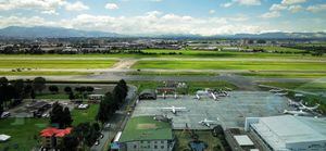 El aeropuerto El Dorado, en Bogotá, ha sido reconocido internacionalmente por su estrategia de sostenibilidad para mitigar y adaptarse al cambio climático, uso eficiente del agua, protección de biodiversidad y gestión de residuos.