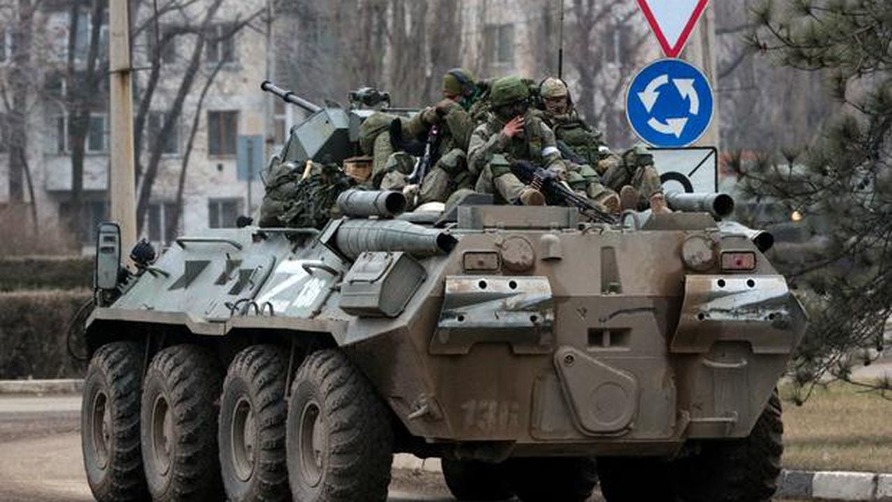 Vehículos blindados del Ejército de Rusia visto el 25 de febrero en Armyansk, Crimea. (Foto: Stringer | AFP)
