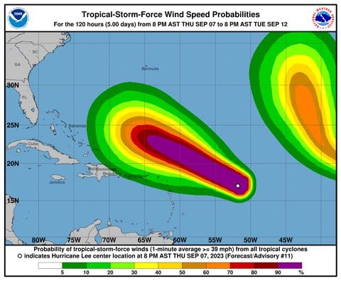 “Lee sigue fortaleciéndose a una velocidad excepcional”, informó el Centro Nacional de Huracanes de Estados Unidos (NHC por sus iniciales en inglés).