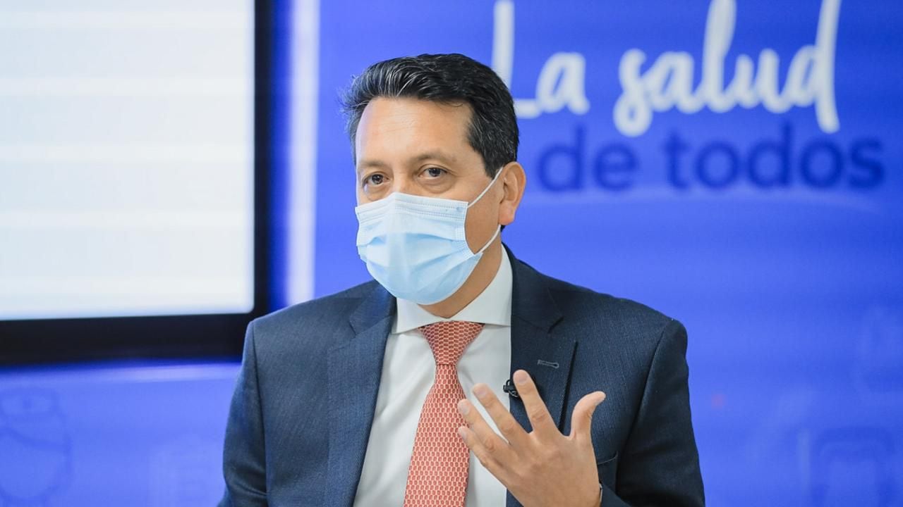 Infectólogo Carlos Álvarez destacó que eficacia de las vacunas es
superior a los efectos secundarios, por lo que la población puede
tener confianza.