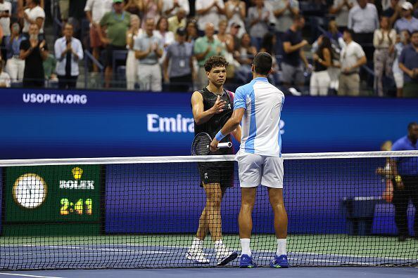 Djokovic acabó imponiendo su jerarquía en la definición e imitó el gesto de celebración de su rival — el de colgar el teléfono para poner fin a una conversación.