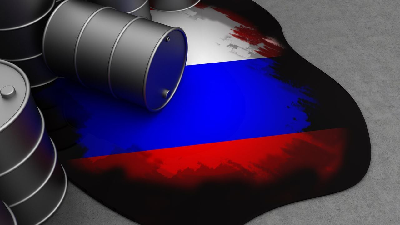 Foto de referencia de barriles de petróleo y de la bandera de Rusia