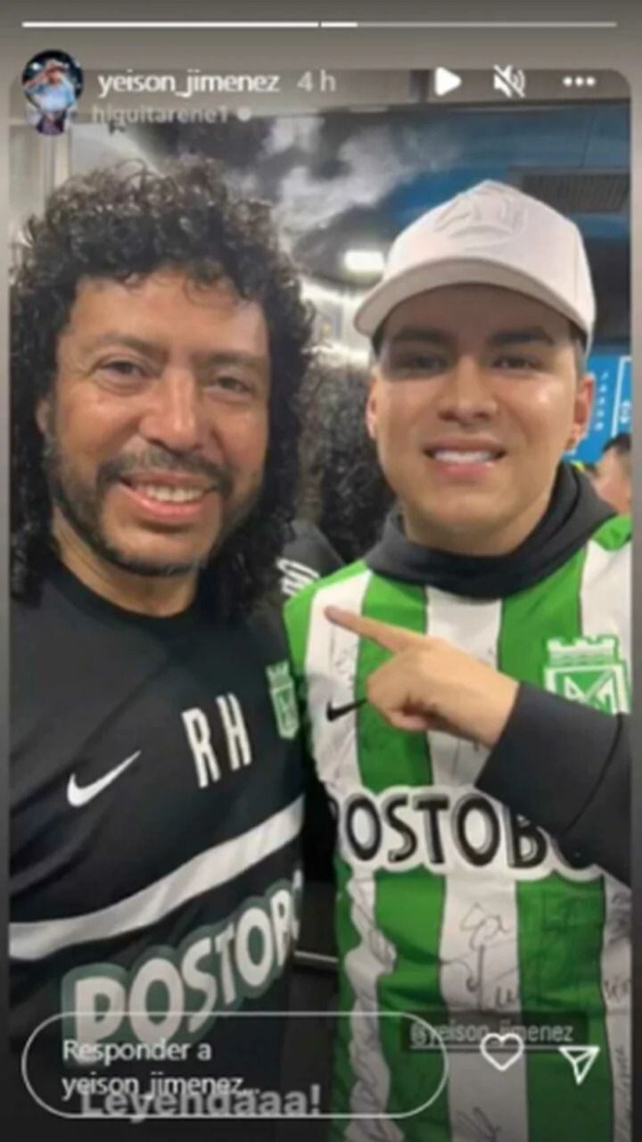 René Higuita y Yeison Jiménez posando juntos en una foto después de un partido de fútbol.