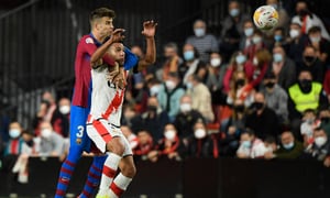 Barcelona's Spanish defender Gerard Pique (L) fights for the ball with Rayo Vallecano's Colombian forward Radamel Falcao during the Spanish League football match between Rayo Vallecano de Madrid and FC Barcelona at the Vallecas stadium in Madrid on October 27, 2021.
OSCAR DEL POZO / AFP