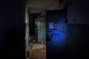 Las celdas de detención son visibles en el sótano de una estación de policía que fue utilizada por las fuerzas rusas para detener y torturar a los ucranianos en la ciudad recientemente liberada de Izium, Ucrania, el jueves 22 de septiembre de 2022. (AP Photo/Evgeniy Maloletka)